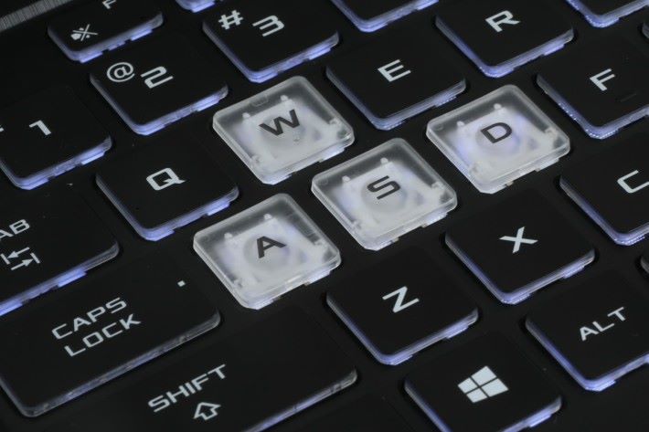 鍵盤並加入 RGB 背光以及射擊遊戲常用的 WASD 四鍵換上醒目鍵模。