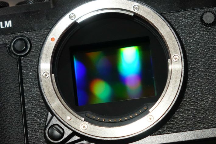 GFX 50R 配備 5,140 萬像素中片幅 CMOS 。