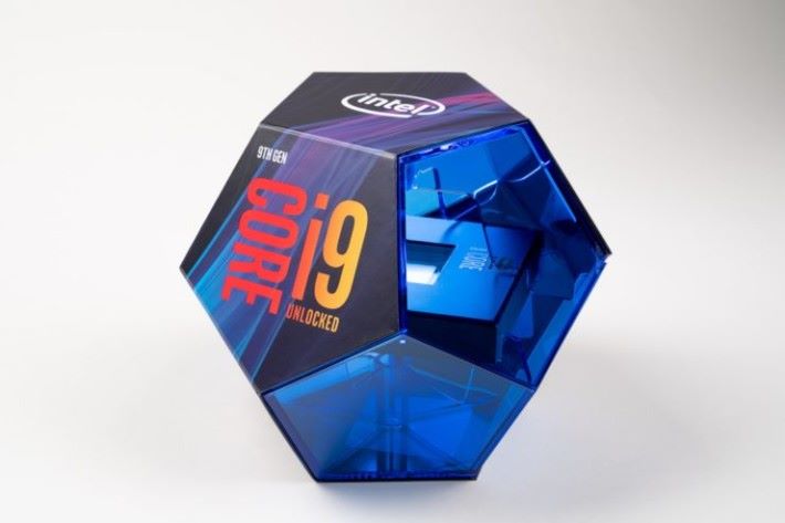 仿如藍寶石的 i9-9900K CPU 包裝。