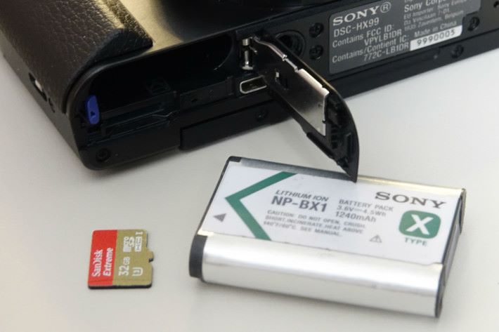 為要做到更輕巧，相機使用 microSD 卡作為儲存媒體。