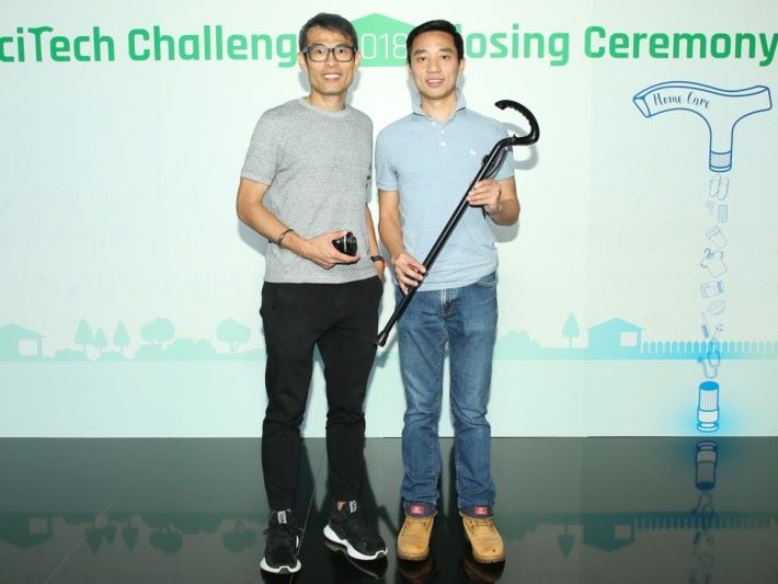 林鴻傑（左）和梁渭聲設計的智能拐杖 STICKu，具備跌倒警報功能，獲得冠軍。