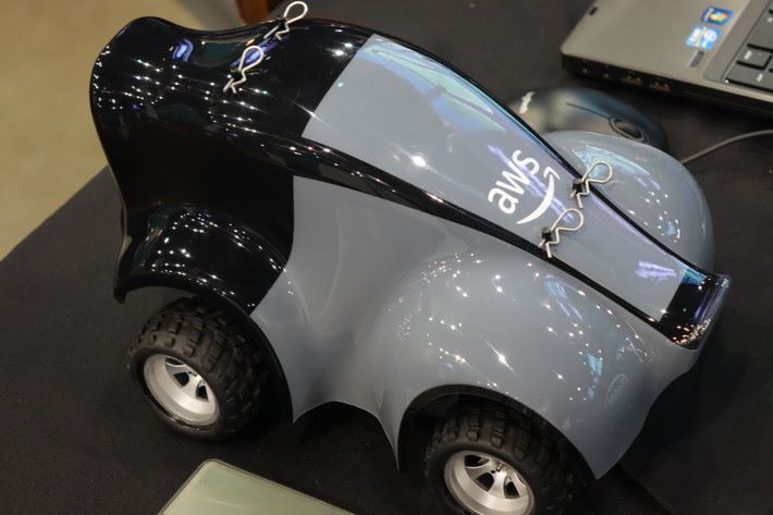 亞馬遜自動駕駛模型車 DeepRacer 的背面。