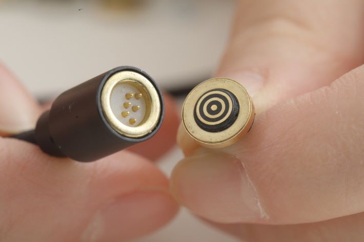 左邊為 Double Mag 充電線的磁力末端，而右邊則為對應裝置的磁力頭。