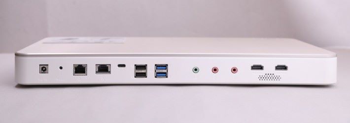 機背具備多個連接埠，例如有右邊的 10G / mGig LAN、左邊的 Gigabit LAN，還有 USB Type-C 埠。
