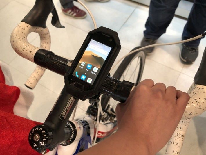 配合單車用手機架，可以當碼表使用。