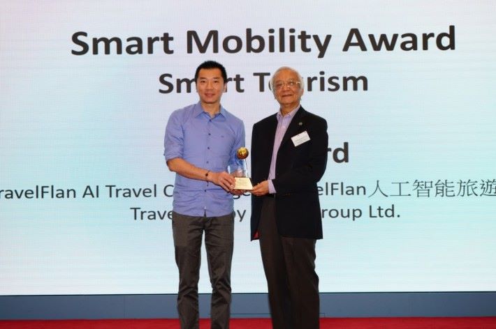 TravelFlan 創辦人趙健鷹（左）表示，羸得香港資訊及通訊科技獎，為團隊注入強心針，對日後的發展，起了積極鼓舞的作用。