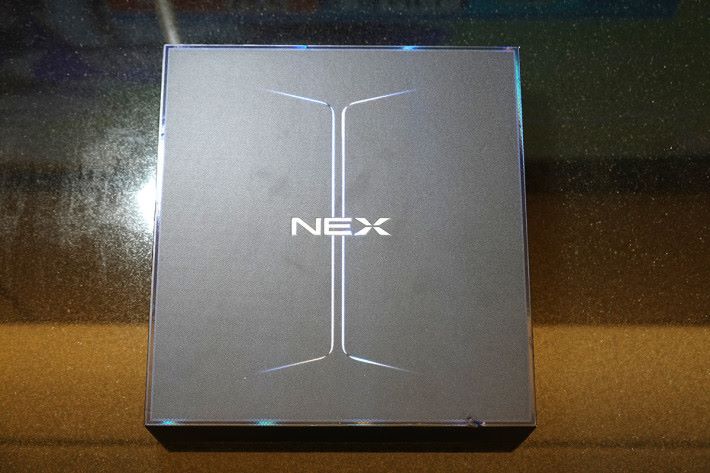 NEX 雙屏版的包裝，盒面的設計暗示此機具備雙屏幕。