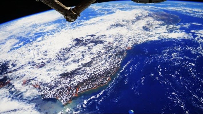 (P07)．由國際太空站望向地球，以120寸投影畫面感受如太空館天幕一樣。