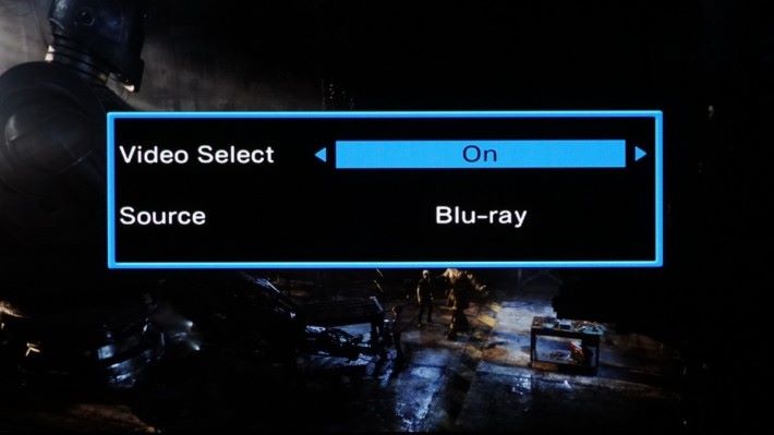 ．播放時，X8500H 先選擇 CD 訊源，再按遙控試的 Option 鍵，就可以叫出 「Video Select 」選擇，開啓 Video 選項再選 Blu-ray 便可以。