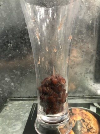 製作紅豆冰時，先加入紅豆於杯底。