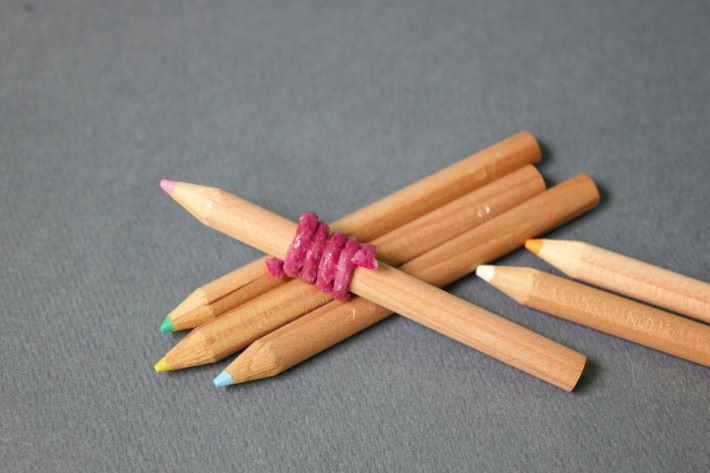顏色蠟條另一功能是其觸感及紋理，可以提高兒童的握筆觸感的持久力，以及協助訂定握筆位置。