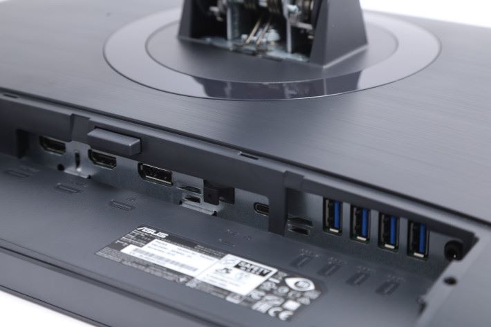 端子方面提供 HDMI、Display Port 及 USB Type-C 各一組，更有多達四組 USB 3.0 端子，方便同時接駁不同裝置使用。