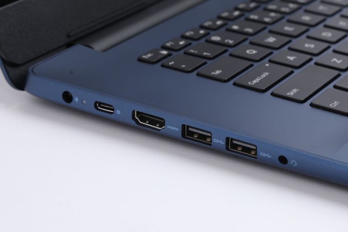 機身兩側備有多達四組不同規格的 USB 端子，無論新舊周邊配件都能夠使用，加上備有 HDMI 1.4 端子可連接外置屏幕或投影機。