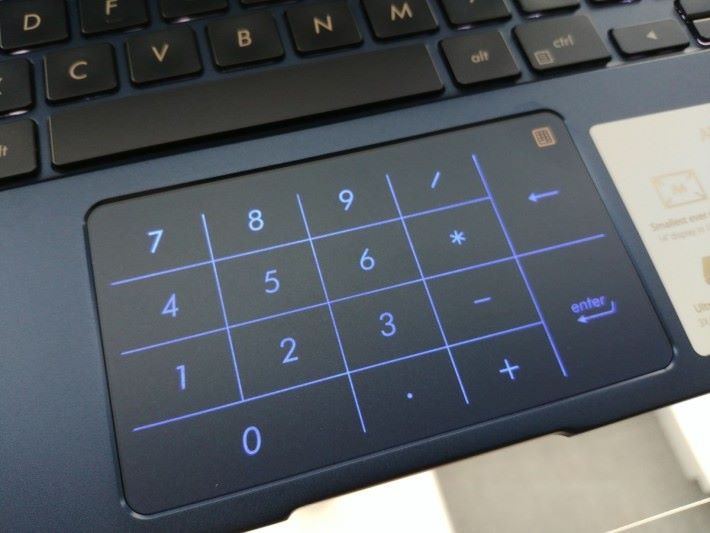 Touch Pad 部分採用一鍵切換設計，可以作化虛擬的 Number Pad 使用。
