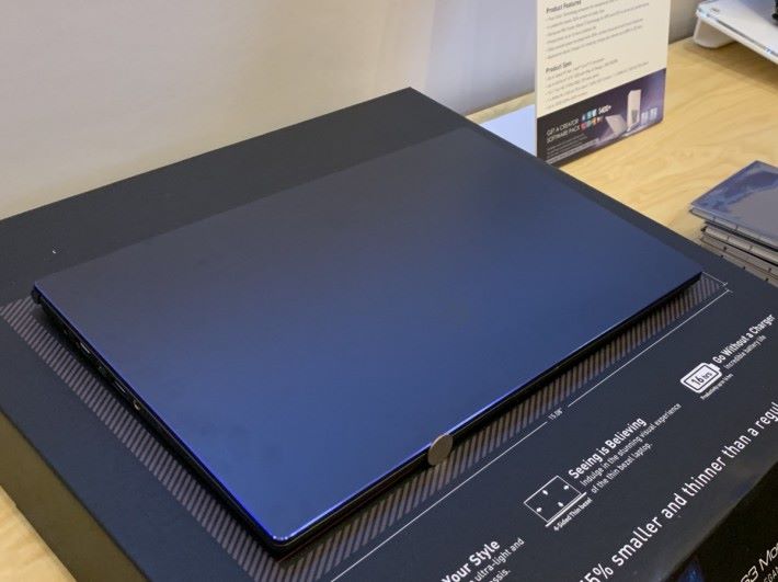 藍色切邊使 PS63 在眾多黑色筆電中別樹一幟。