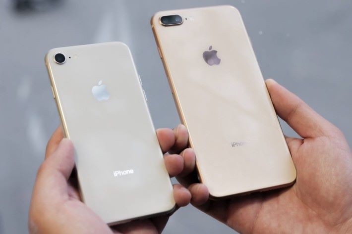 IPhone_8_silver_and_iPhone_8_Plus_gold