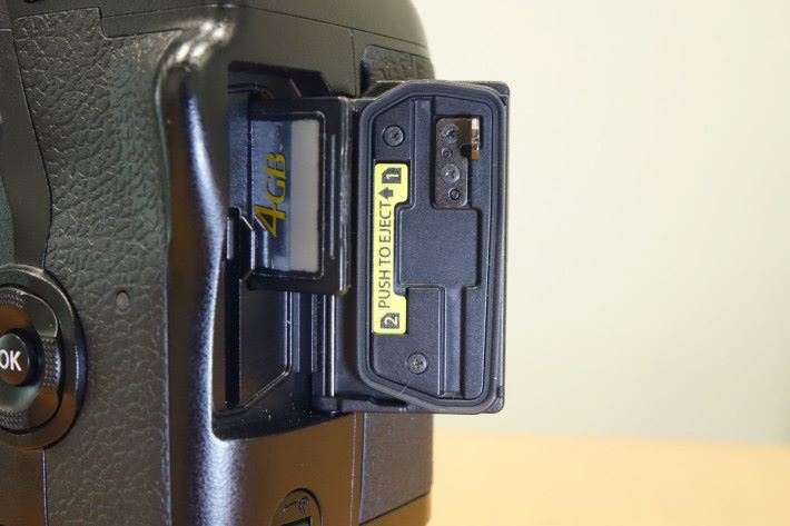 E-M1X 記憶卡插槽兼容雙 UHS-I/II 設計，加快相機傳輸的速度。