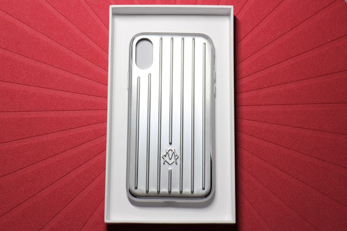 打開盒就可見到 Aluminium Groove Case for iPhone 本尊，是否有縮水版「Original」系列行李箱的錯覺。
