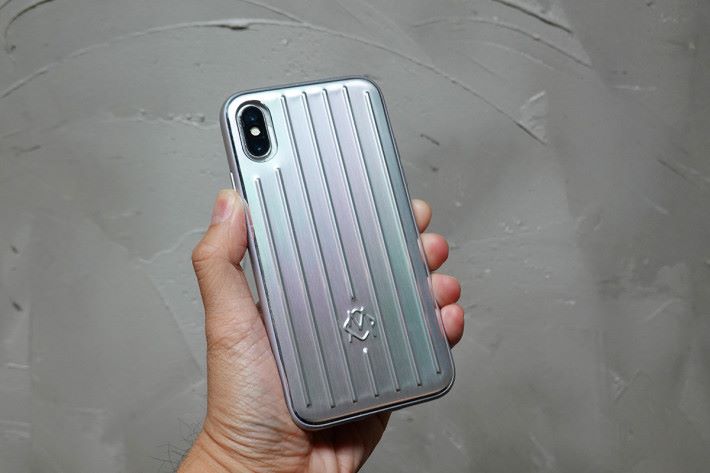 這個手機殼十分「Fit位」，在安裝的過程中甚至覺得有點「緊」。由於鋁合金機背及凹凸坑紋，上手的感覺十分獨特。