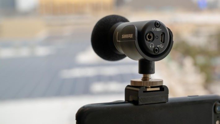 配備 3.5mm 耳機插，可在拍攝時進行監聽。