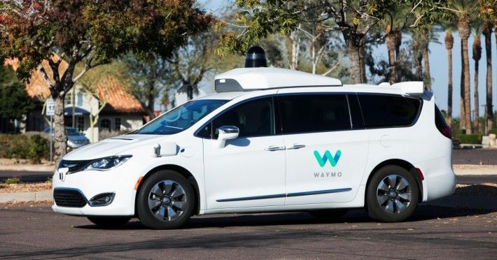 Google 母公司 Alphabet 旗下的 Waymo 已在加洲山景城推出電召自動駕駛出租車服務。