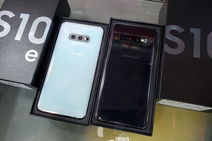 Galaxy S10e（左）及 Galaxy S10（右）多色均有現貨，店長 Simon 表示甫一上架已有不少用戶問津。