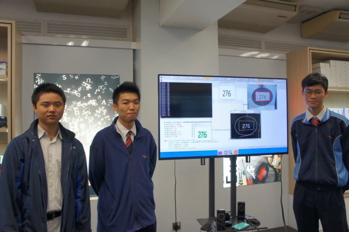 （左起）天水圍香島中學學生李翊瑋、李文龍和謝天賜於一年前，已運用 Python 設計 AI 產品。