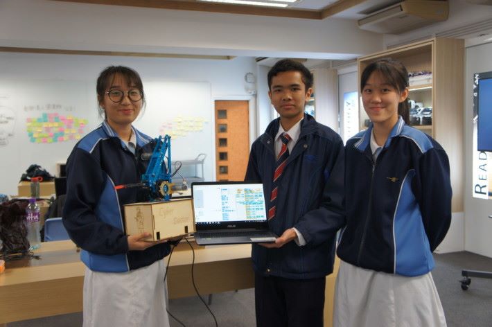 （左起）學生鄭思盈、梁啟熙和葉愷庭用較簡單的 AI 方案，同樣也能設計 AI 作品。