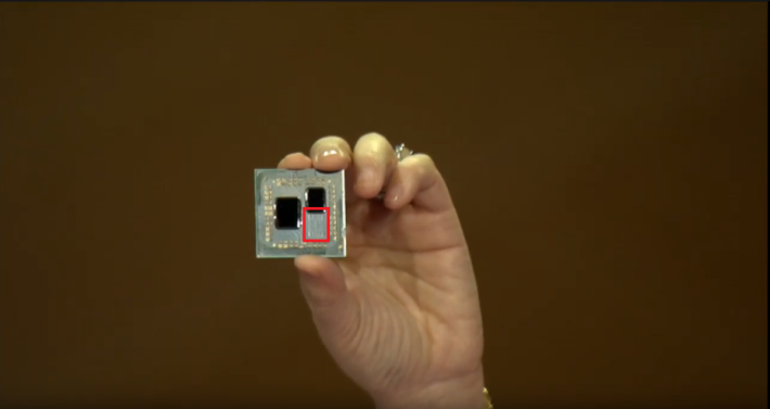 此為 8 核心的 Ryzen 3000 CPU 工程樣辦，左側一大塊為 I/O 晶片，右邊一小塊是 8 核心的晶片。有人問及 AMD CEO 蘇姿豐，紅框部分還有很多空間可多塞一塊晶片，她亦表示 Ryzen 3000 可具備多過 8 個核心，因此大家推測會達 16 核。Source：iSite