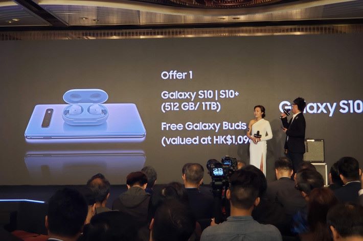 選購 512GB 或 1TB 版本的 Galaxy S10+，將免費獲贈 Galaxy Buds 真無線耳機。