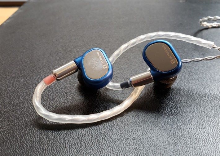 入耳式耳機 Saphire 用上寶石藍色配以鏡面外層。