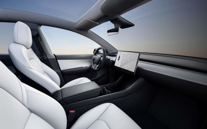 Model Y 車身內櫳較 Model 3 寬敞，同樣採用 15 吋觸控屏幕控制全車功能。