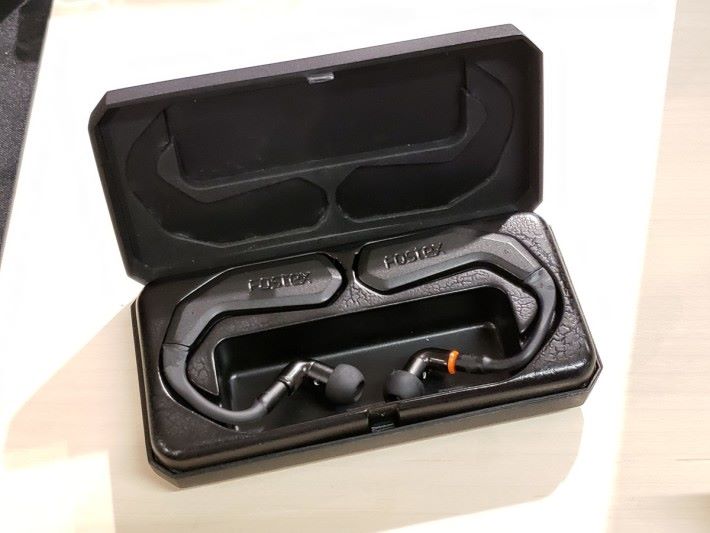 TM-2 是款掛耳式真．藍牙耳機，可玩 True Wireless Stereo Plus 又備 IPX5 防水功能。