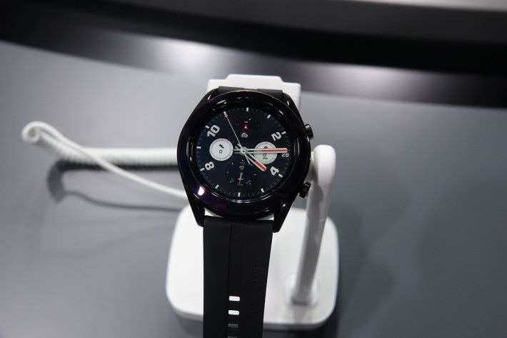新的 Watch GT 42mm 錶面較細，主打女生市場，其錶圈以陶瓷製成，外觀優雅。