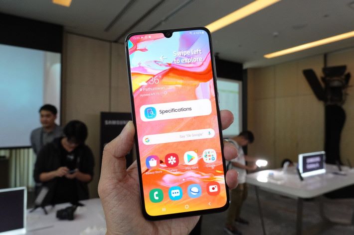 Galaxy A70 使用 6.7 吋「Infinity-U」水滴屏設計，握感恰到好處。