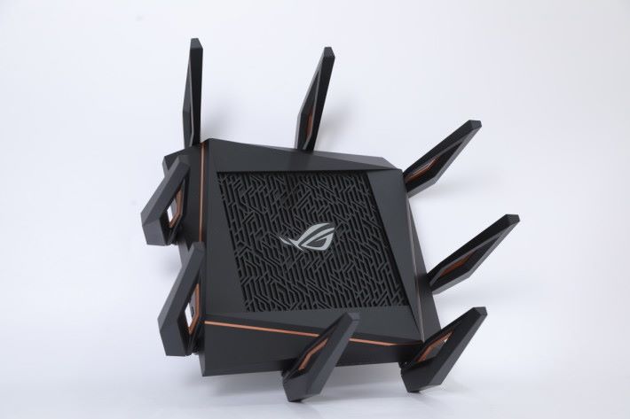 是否很像 ASUS GT-AX11000 電競 Router 呢？