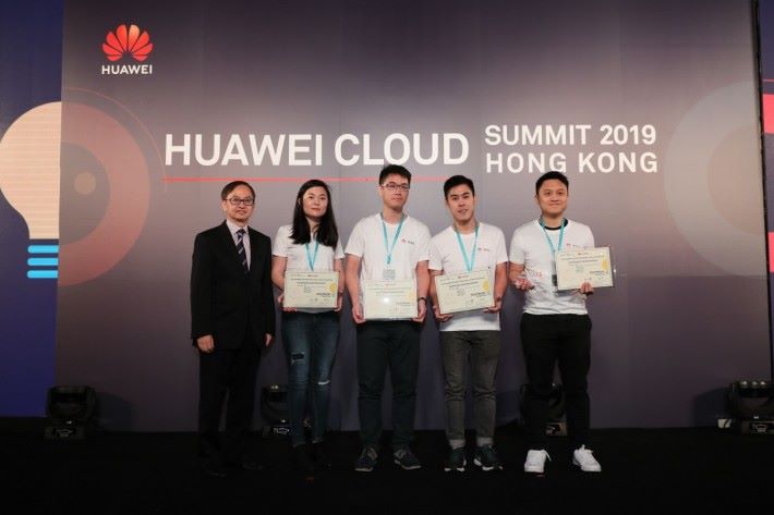 在峰會舉行期間，華為雲同時宣布香港 AI 開發者大賽得結果。是次比賽合共有 60 組團隊參賽，學生要基於華為雲 ModelArts 平台進行 AI 開發，並建立以「愛（AI）烹飪」為主題的識別食物模型，最後由香港科技大學的 BDT 團隊獲得金獎，並請來創新及科技局副局長鍾偉强博士頒獎。