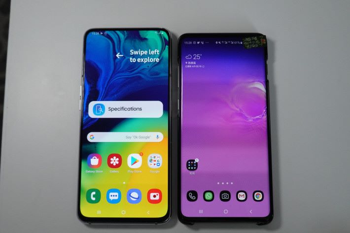 與Galaxy S10+（右）比較，Galaxy A80 因使用 6.7 吋屏幕，所以體積稍大。