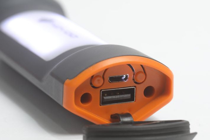 作為基本的流動充電，提供有一個 USB 插頭，以備不時之需。