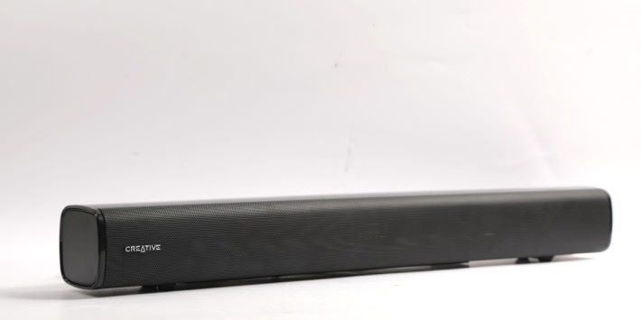 Stage Soundbar 採用 2.1 聲道架構，配備超低音音箱（Subwoofer），主機 和Subwoofer 都有 40W 的輸出