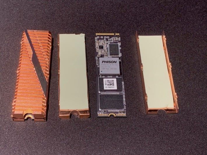 AORUS Gen4 SSD 由正背兩面散熱片等組成