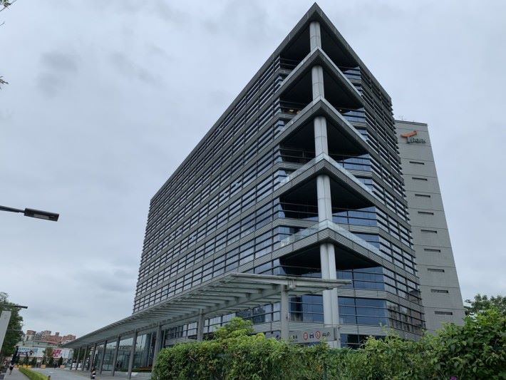 以前 Synology 總部設於台北市中山區，去年 11 月搬到新北市板橋區的 T-Park 台北遠東通訊園區。這裡有很多科技公司進駐。