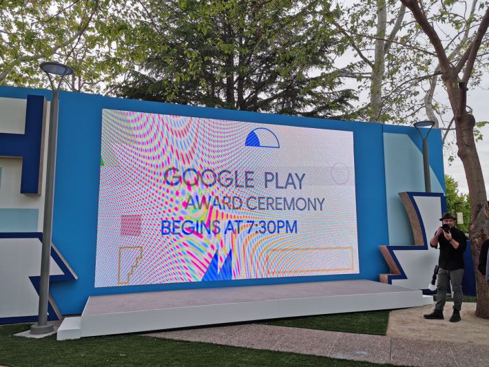 Google I/O 開發者大會前一晚，率先舉行 I/O Mixer 以揭開序幕，當中更有 Google Play Award 頒獎儀式。