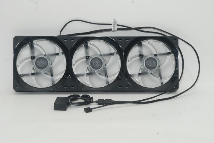 Cooler Master Masterfan SF360R ARGB 的線材並不多