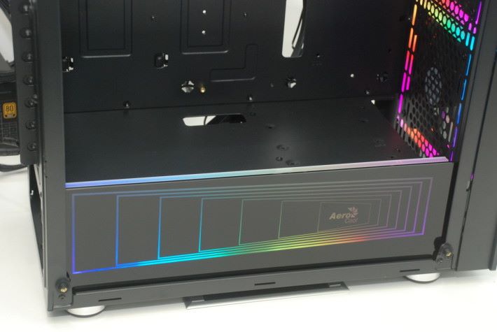 火牛 chamber 的位置加上Addressable RGB 面板