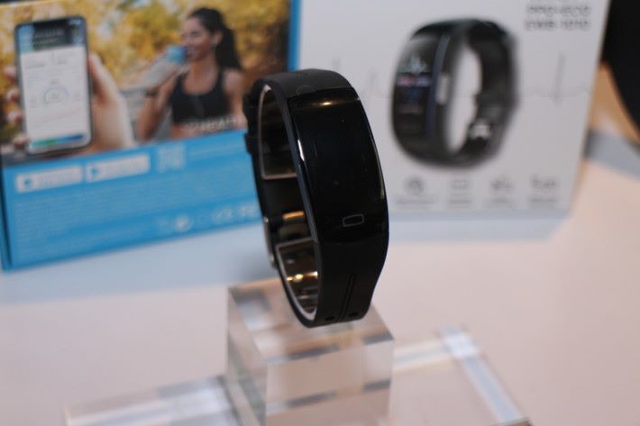 智能手帶 Smart Wristband EWB-1010 記錄用戶健康數據，包括心電圖。