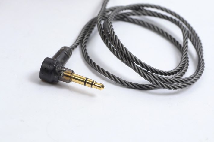 線材是全新的 Smoky Litz Wire Cable 鍍銀銅線，更輕巧柔軟。