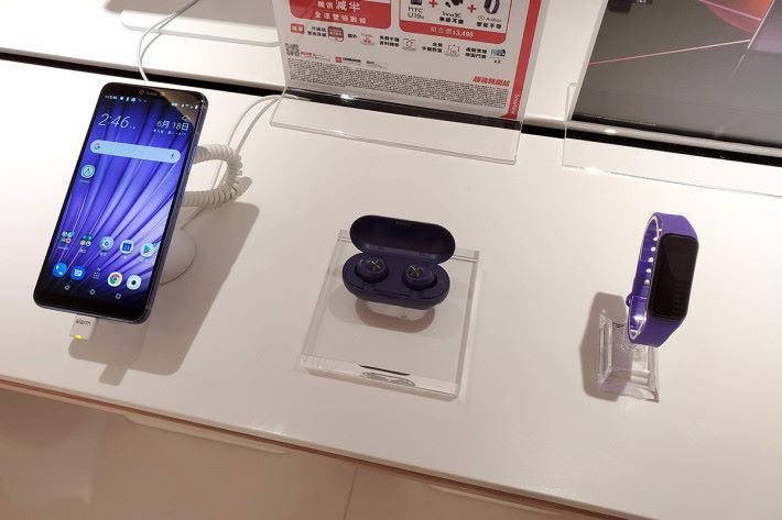 SmarTone 為 HTC U19e 推出「點紫絕配」組合，優惠價 $3,498 （原價 $4,553 ）即可入手 HTC U19e、 inno3C 真無線耳機及 Archon 智能手帶。
