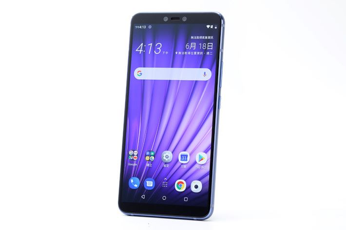 HTC U19e 配備 6 吋 FHD+ 解像度 OLED 屏幕，採用 Snapdragon 710 八核心處理器、6GB RAM 及 128GB ROM，內置 3,930mAh 電池及 BoomSound 立體聲雙喇叭，亦是一款真三卡智能手機。