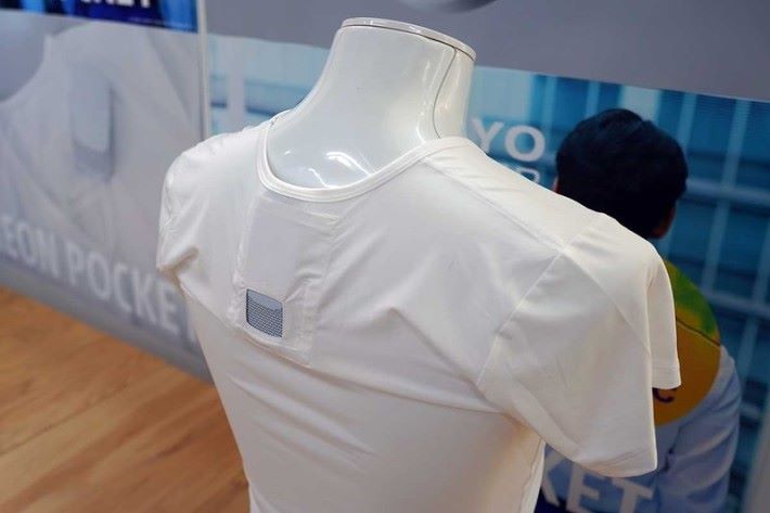 REON POCKET 放入能提升舒適感的專用內衣的後頸位置口袋裡。